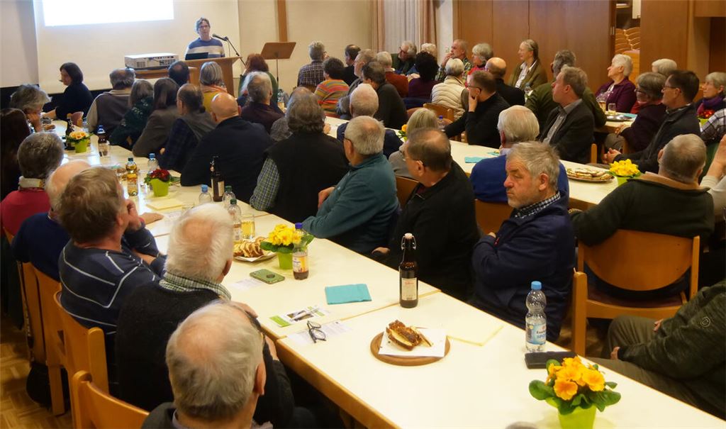 Auf großes Interesse stößt der Vortrag von Dr. Ulrike Fuchs, die in Ensingen über die Ökologie der Fließgewässer spricht. Foto: Friedrich