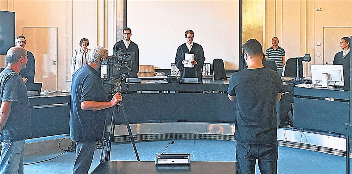 Auf großes Medieninteresse stößt das Urteil des Schwurgerichts zum Mord an einem Pforzheimer Schmuckhändler. Der Täter verbirgt sein Gesicht, als er den Saal betritt. Fotos: Goertz