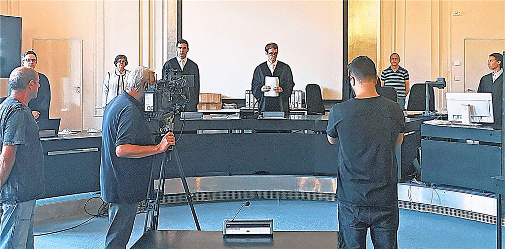 Auf großes Medieninteresse stößt das Urteil des Schwurgerichts zum Mord an einem Pforzheimer Schmuckhändler. Der Täter verbirgt sein Gesicht, als er den Saal betritt. Fotos: Goertz