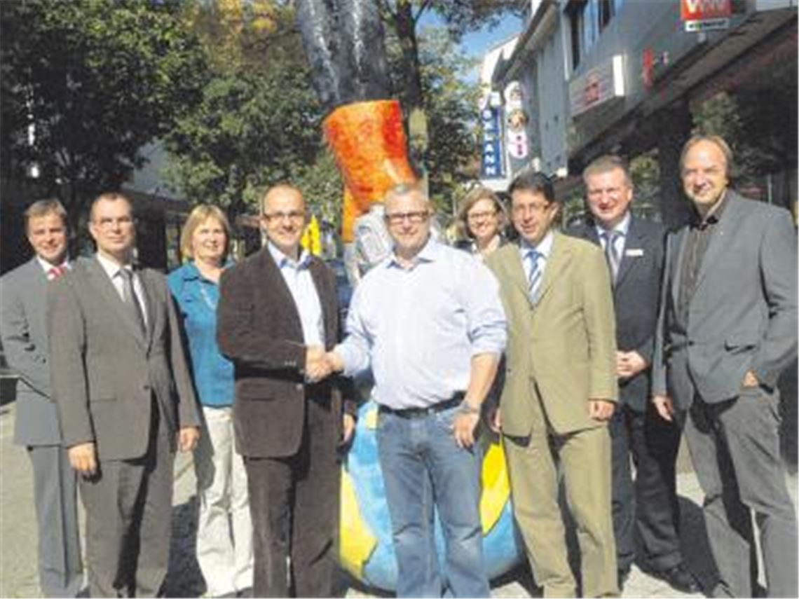 Auf gute Zusammenarbeit: Oberbürgermeister Frank Schneider (2. v. li.), Gewerbevereinsvorsitzender Hans-Dieter Slobodkin (Mitte), die städtische Wirtschaftsförderin Anette Leitner (4. v. re.) und Vertreter des neuen Trägervereins Mühlacker aktiv und der Sparkasse als Gastgeber der Vorstellungsrunde heißen den neuen Citymanager Thomas Müller offiziell willkommen. Foto: Eier