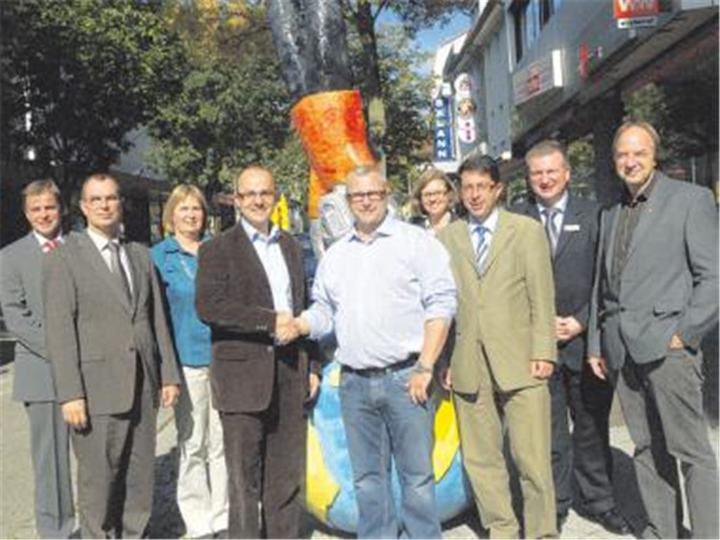 Auf gute Zusammenarbeit: Oberbürgermeister Frank Schneider (2. v. li.), Gewerbevereinsvorsitzender Hans-Dieter Slobodkin (Mitte), die städtische Wirtschaftsförderin Anette Leitner (4. v. re.) und Vertreter des neuen Trägervereins Mühlacker aktiv und der Sparkasse als Gastgeber der Vorstellungsrunde heißen den neuen Citymanager Thomas Müller offiziell willkommen. Foto: Eier