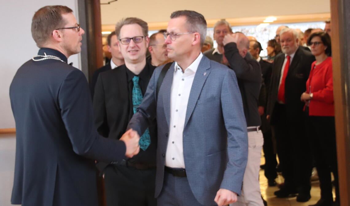 Auf gute Zusammenarbeit: Vaihingens OB Uwe Skrzypek-Muth begrüßt den neuen Kollegen Stephan Retter aus der Nachbarstadt Mühlacker. Foto: Arning