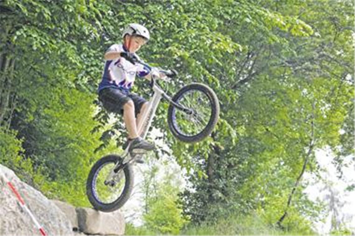 Auf ihren speziellen Fahrrädern zeigen die Trial-Piloten  hier der Ölbronner Max Heugel beim Vatertagstrial 2009  gewagte Sprünge über Stock und Stein.
Archivfoto: Eigner