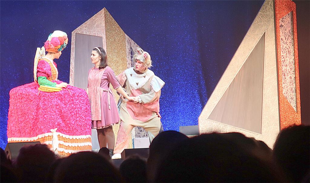 Auf ihrer Suche nach dem Gefährten trifft Gerda wunderliche Gestalten. Fotos: Warzecha