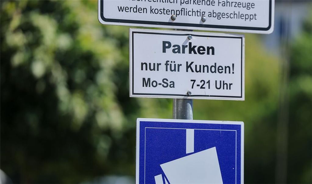 Auf immer mehr Parkplätzen, vor allem von Supermärkten, wird das Parken digital erfasst und von externen Dienstleistern abgewickelt. (Archivbild)