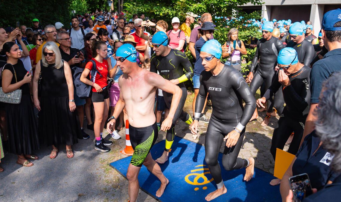 Auf in die Enz! Die Starterinnen und Starter der Sprint- und Kurzdistanz werden beim Mühlacker Triathlon 2027 abermals im Fluss oberhalb vom Wehr schwimmen. Fotos: Archiv