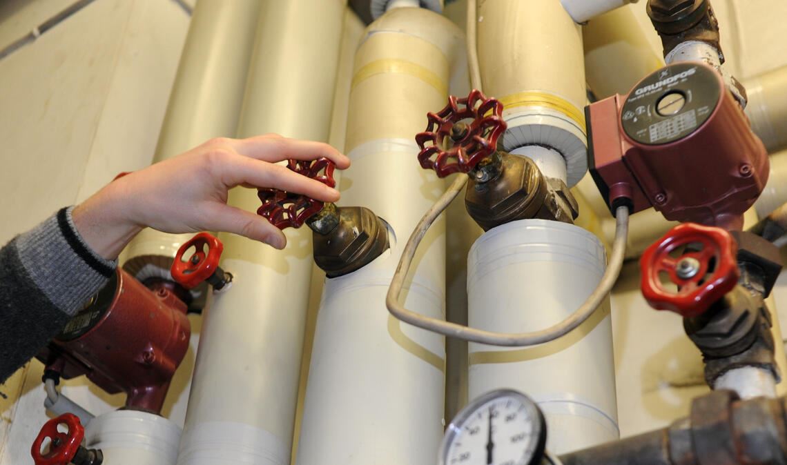 Auf lange Sicht bleibt in den deutschen Heizungskellern kaum etwas, wie es jahrzehntelang war. 2020 lag der Anteil an Öl- und Gasheizungen bei 75 Prozent, während sich jener der Wärmepumpen immer noch im niedrigen einstelligen Bereich bewegt, berichtet Innungsobermeister Joachim Butz. In Neubauten sei die Wärmepumpen-Technologie dagegen bereits Standard. Foto: Archiv/Fotomoment