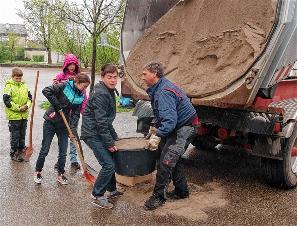 Auf nur wenig Interesse stieß die Aktion der Klasse 9f der Mörike-Realschule, bei der gegen eine Spende Sand mitgenommen werden konnte. 