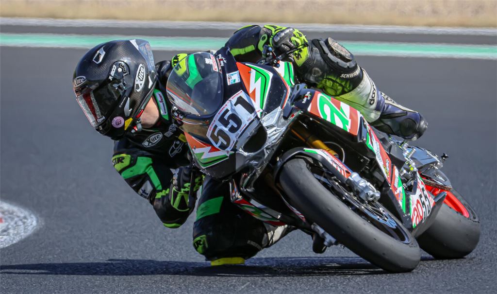 Auf seiner Aprilia RS660 erkämpft der Meisterschaftsführende Favio Urgese aus Straubenhardt seinen dritten Doppelsieg in Folge. 