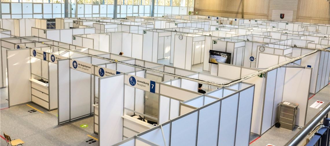 Auf sieben Impfstraßen könnte in Mönsheim der Impfstoff gegen das Corona-Virus verabreicht werden. Nur die Menge des zur Verfügung stehenden Vakzins reicht noch nicht aus. Foto: Goertz