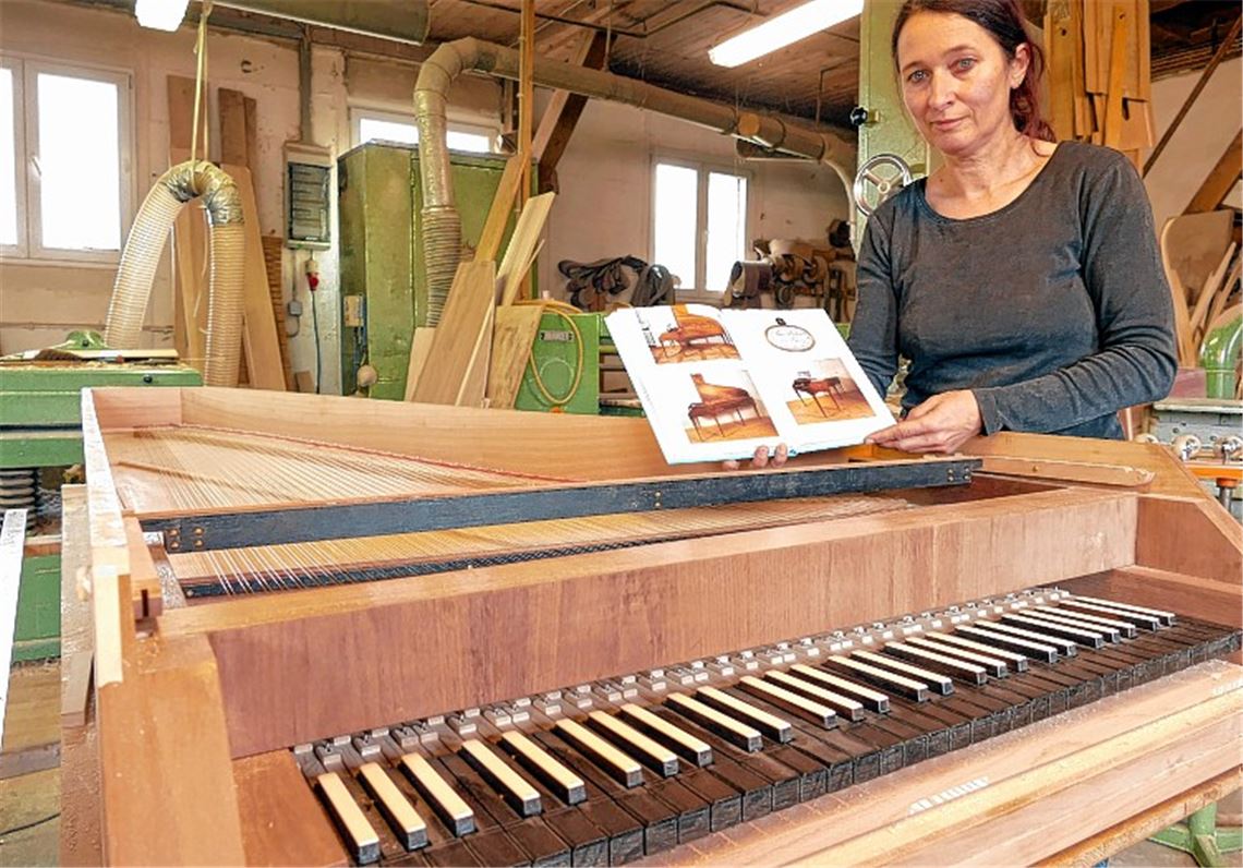 61 Tasten werden von Hand ausgesägt