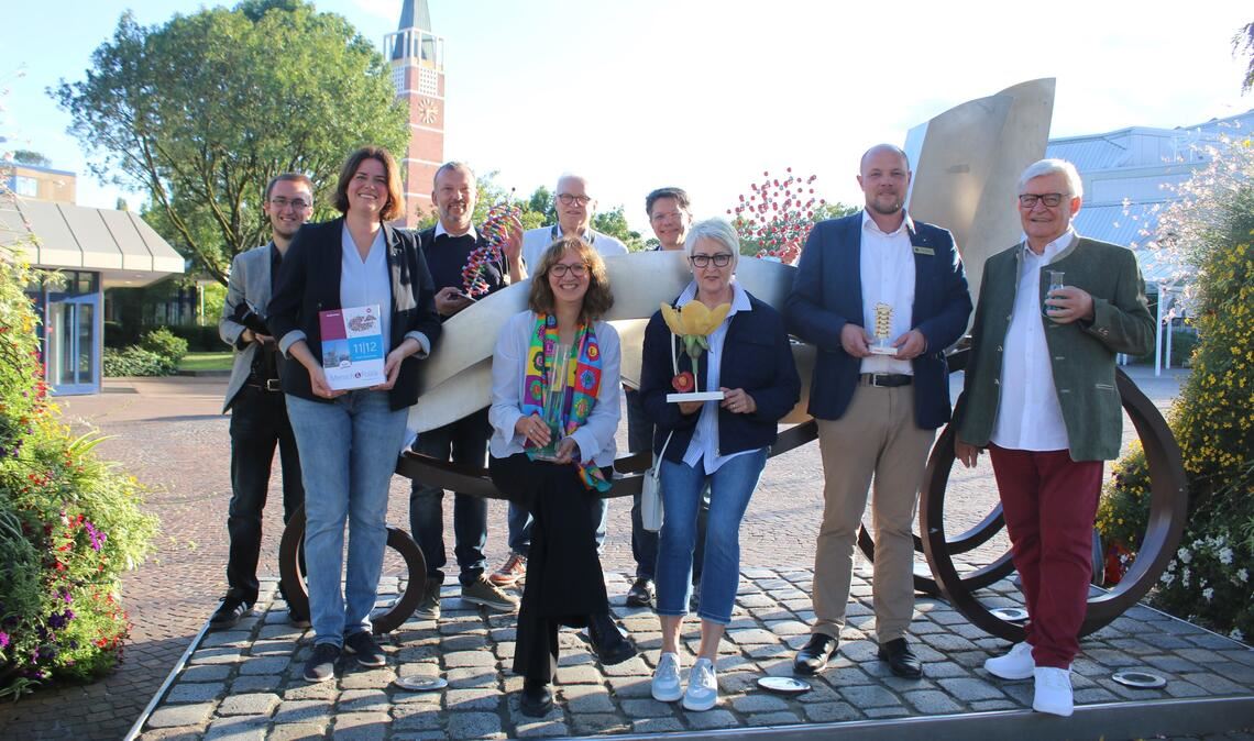 Auf spannende Bewerbungen auf die ausgelobten Forschungsstipendien für Schülerinnen und Schüler ab der achten Klasse freuen sich Nico Roller (v.li.), Katharina Meyer, Jens Rüdiger, Andrea Boyet, Gerhard Böhmler, Markus Epple, Hanne Böhmler, Louis Goldmann und Werner H. Schwenk vom Lions Club Pforzheim – Bertha Benz. Foto: Zachmann