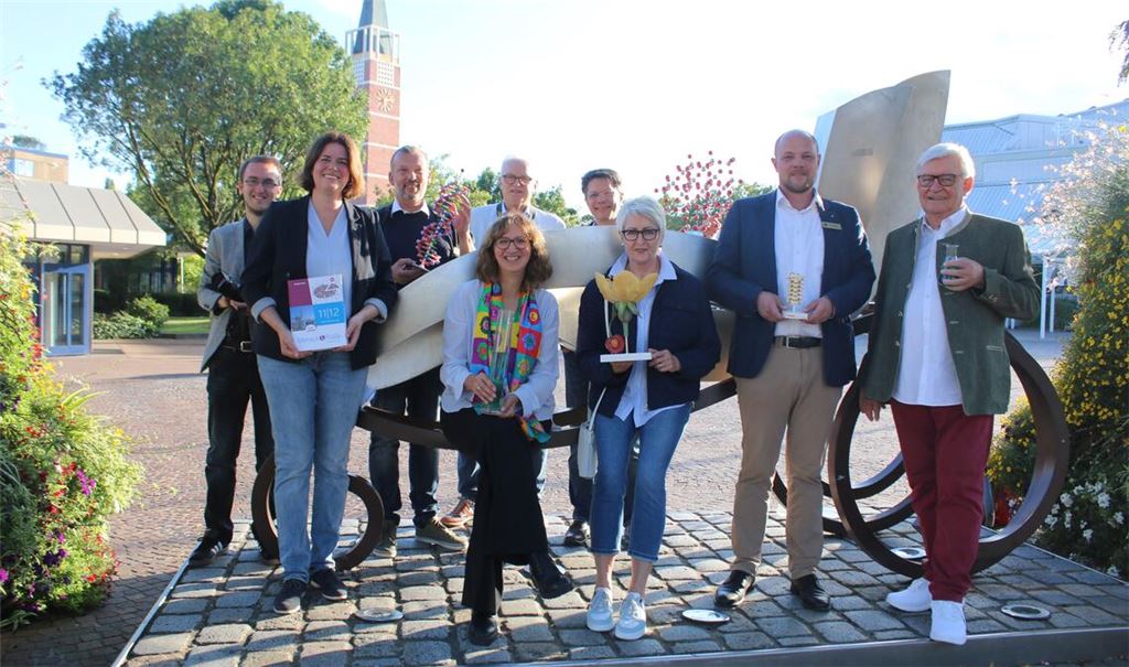 Auf spannende Bewerbungen auf die ausgelobten Forschungsstipendien für Schülerinnen und Schüler ab der achten Klasse freuen sich Nico Roller (v.li.), Katharina Meyer, Jens Rüdiger, Andrea Boyet, Gerhard Böhmler, Markus Epple, Hanne Böhmler, Louis Goldmann und Werner H. Schwenk vom Lions Club Pforzheim – Bertha Benz. Foto: Zachmann