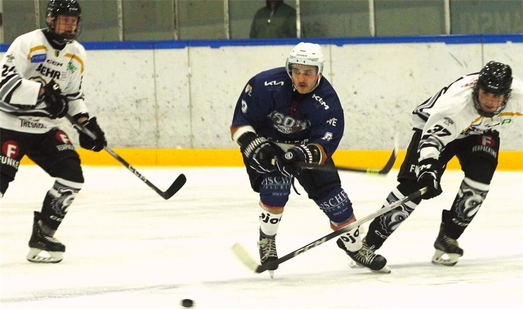 Auf verlorenem Posten: Oliver Cabala (Mitte) und die Bisons gegen Mannheim. Foto: Keller