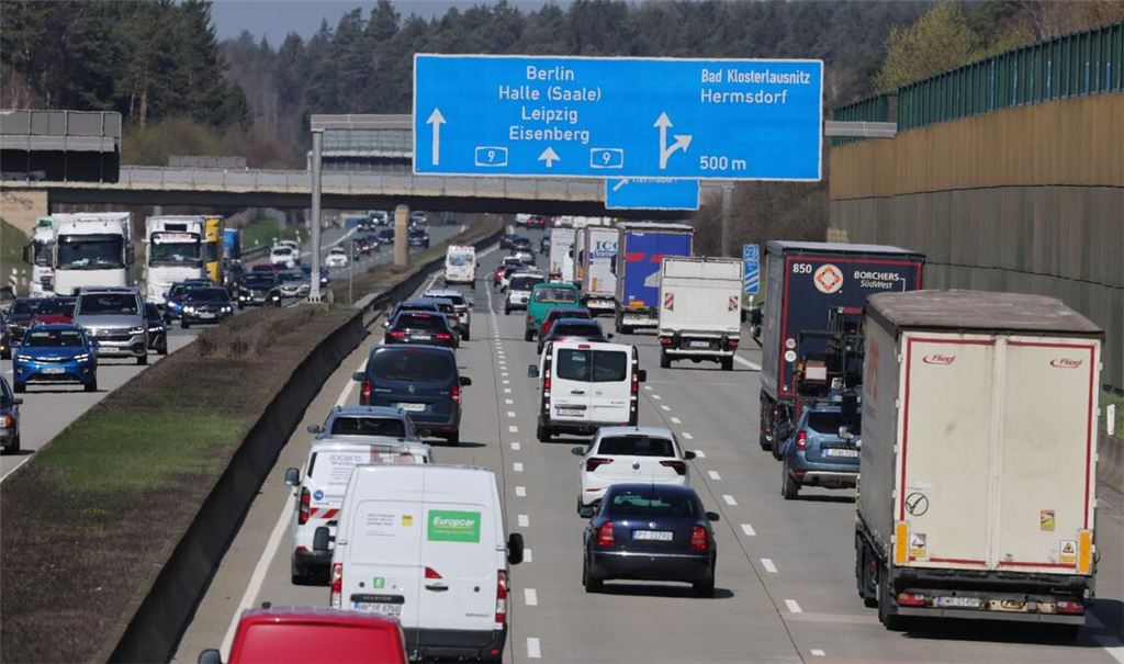 Auf vielen Autobahnen, wie hier auf der A9, herrschte am Donnerstagnachmittag reger Verkehr.