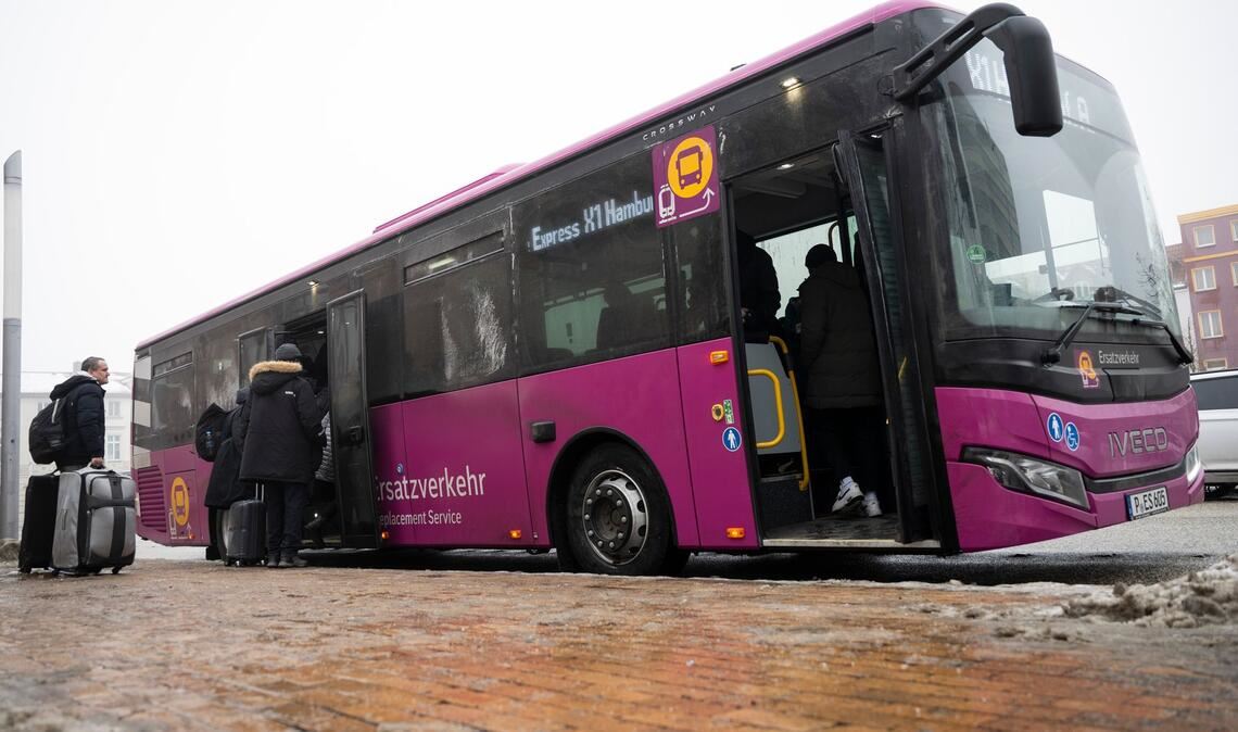 Auf vielen Strecken fahren die Ersatzbusse nun länger - solange, bis die Sanierung abgeschlossen ist. (Archivbild)