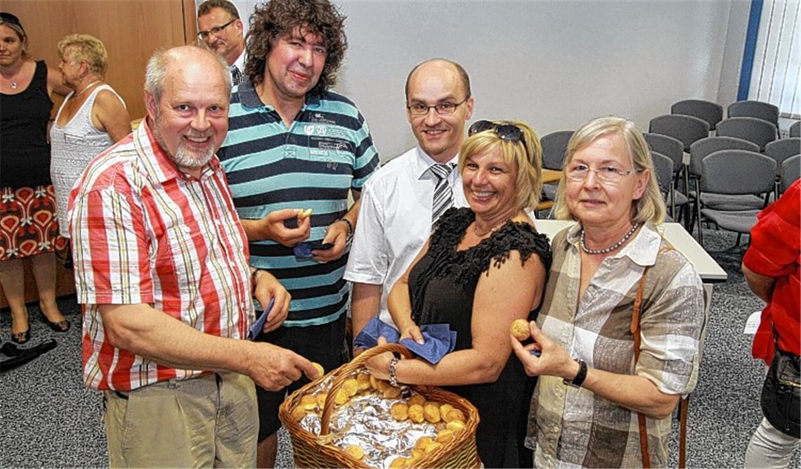 Auf weitere Zusammenarbeit: Harald Eiberger (Mitte), seine Frau Sabine (2.v.re.) und die Vertreter des Gemeinderats Klaus Kluge (li.), Eric Schach (2.v.li.) und Ingeborg Beller (re.).
