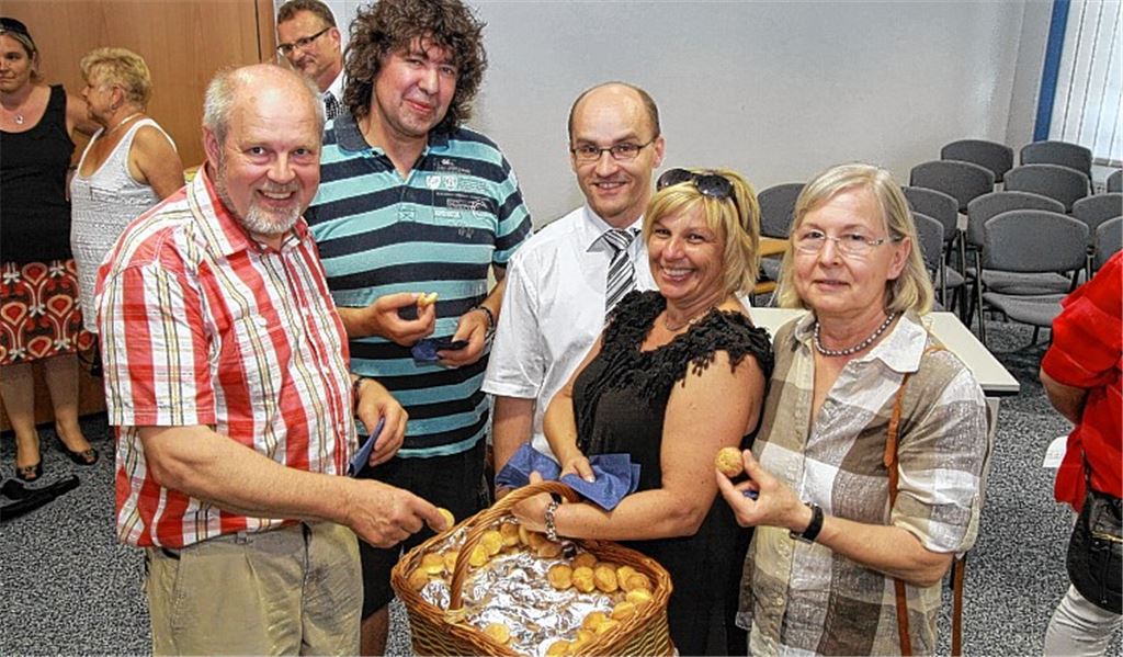 Auf weitere Zusammenarbeit: Harald Eiberger (Mitte), seine Frau Sabine (2.v.re.) und die Vertreter des Gemeinderats Klaus Kluge (li.), Eric Schach (2.v.li.) und Ingeborg Beller (re.).