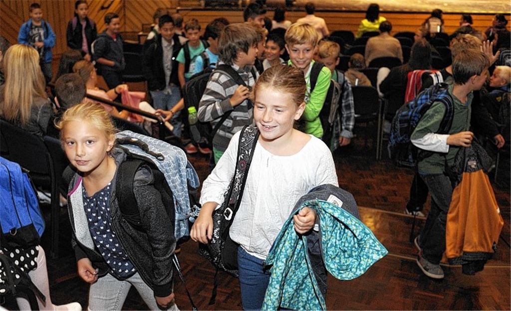 Aufbruchstimmung: Nach der Einschulungsfeier im Mühlehof geht es für die neuen Fünftklässler der Mühlacker Mörike-Realschule an die neue Wirkungsstätte. 
