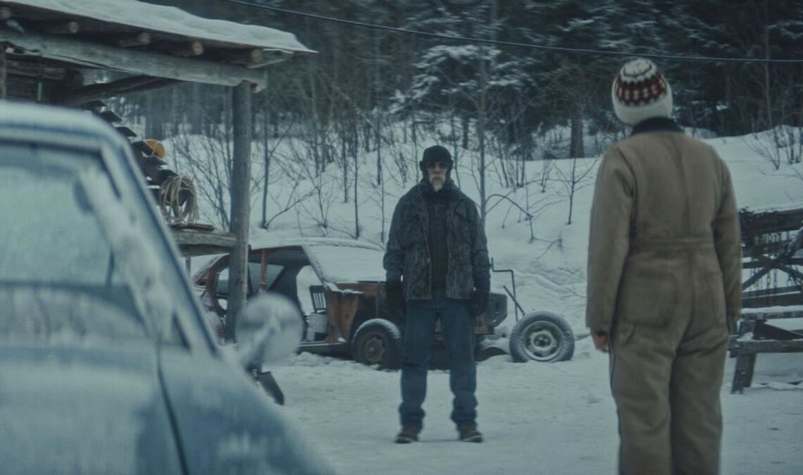 Aufeinandertreffen im Hof des Peinigers (Marc Mechaca). Rechts: Emma Thompson als Barb.
