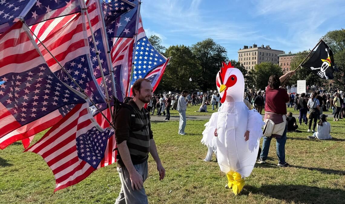 Nach Massenprotesten: Republikaner greifen "No Kings" an Auffällig in vielen Städten, wie hier in Boston: aufblasbare Kostüme.