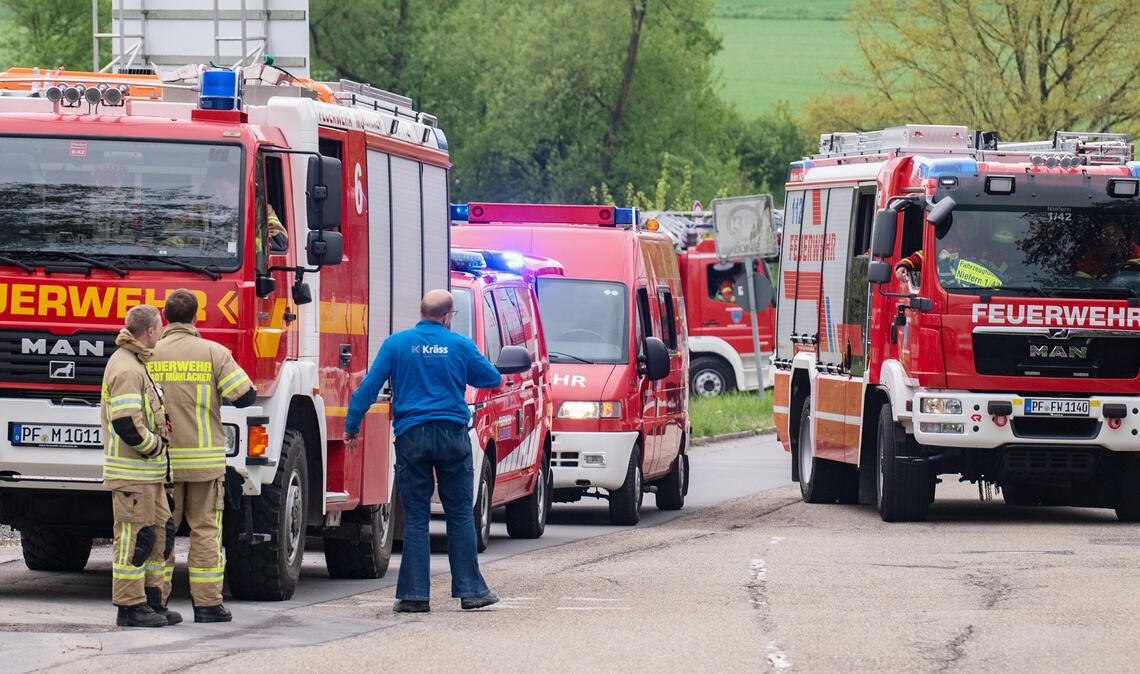 Auffällig langanhaltendes Sirenengeheul: Am Krankenhaus Mühlacker rücken auch Feuerwehren aus Knittlingen und Niefern-Öschelbronn an. Fotos: Fotomoment