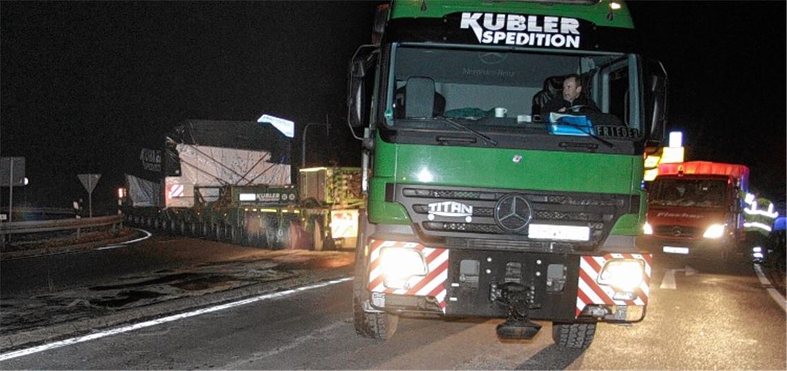 Auffahrt auf die A8 in Pforzheim-Ost: Die Ladung, ein Teil einer riesigen Presse, ist fünf Meter breit und 180 Tonnen schwer.