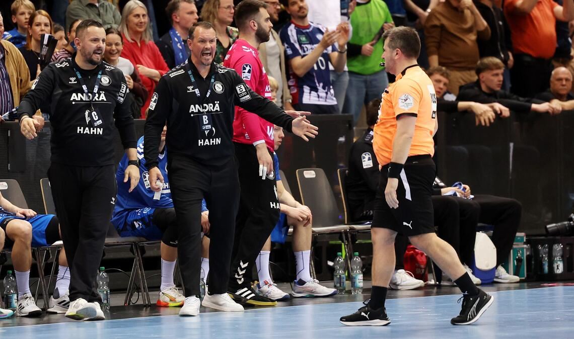 Aufgebracht: TVB-Coach Misha Kaufmann, Assistent Danijel Grgic (li.).