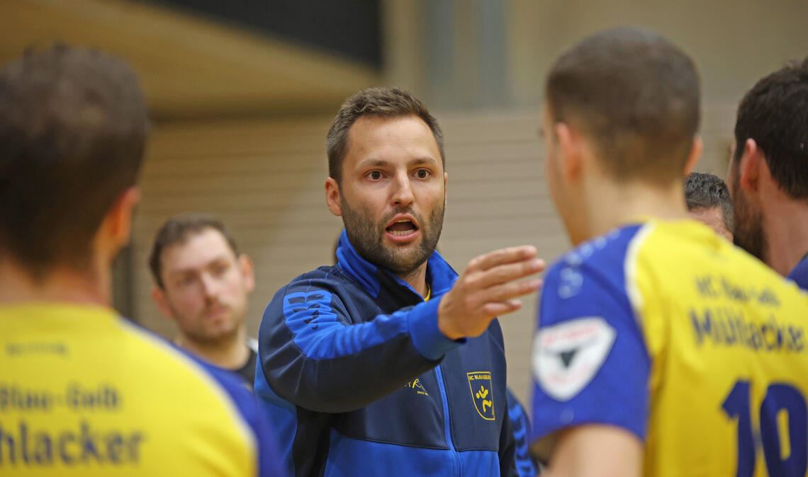 Aufgepasst: In einer Auszeit gibt Blau-Gelb-Trainer Kim Kallfass Tipps. Fotos: Müller