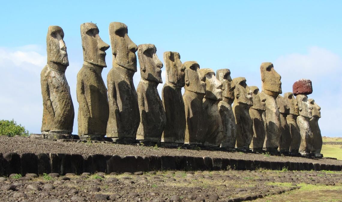 Aufgereiht wie eine Fußballmannschaft stehen die Steinfiguren da. Die Moai sind das touristische Aushängeschild der Osterinsel.