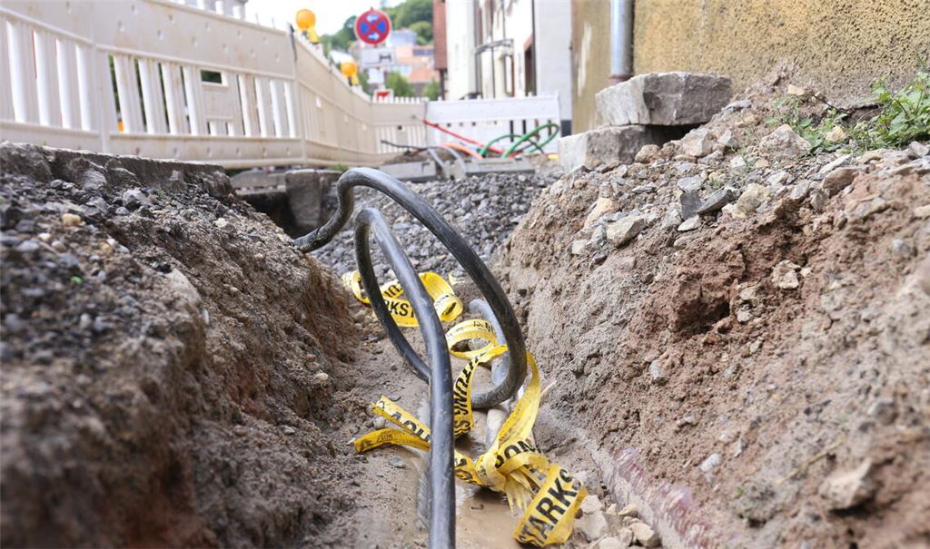 Aufgerissene Straßen wegen des Breitband-Ausbaus gibt es derzeit nicht nur, aber auch in Enzberg – wo eine Halteverbotszone (Foto unten) für Irritationen gesorgt hat. Fotos: Schüller, privat