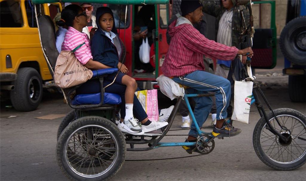 Aufgrund der Krise steigen viele Kubaner auf Fahrradtaxis um.