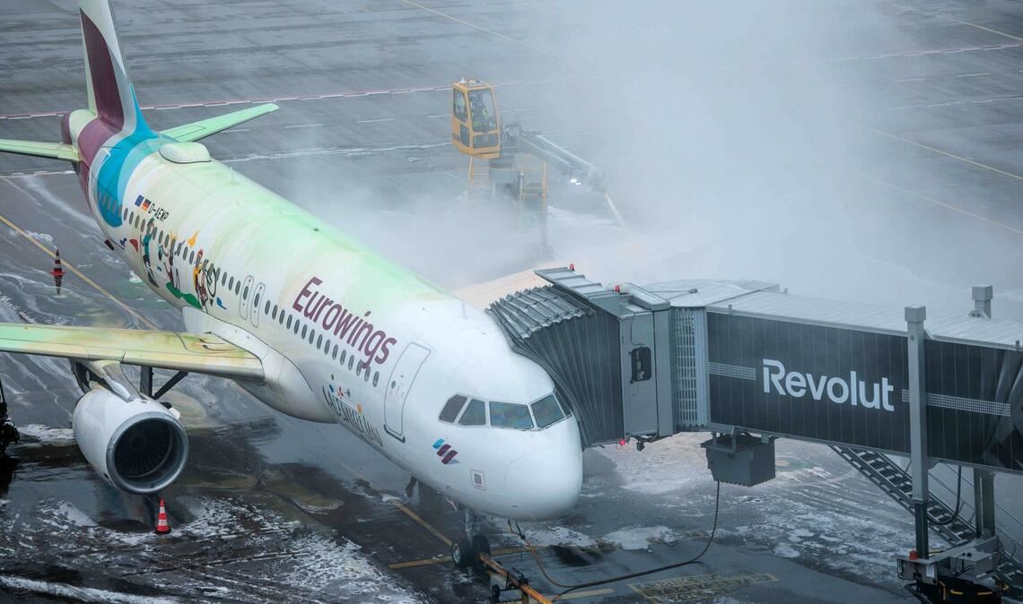 Aufgrund der Witterungen dauert das Enteisen der Maschinen derzeit noch deutlich länger als sonst.