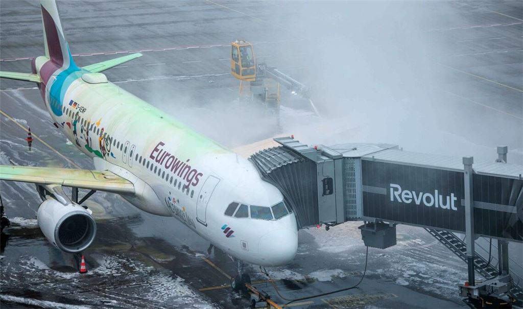 Aufgrund der Witterungen dauert das Enteisen der Maschinen derzeit noch deutlich länger als sonst.