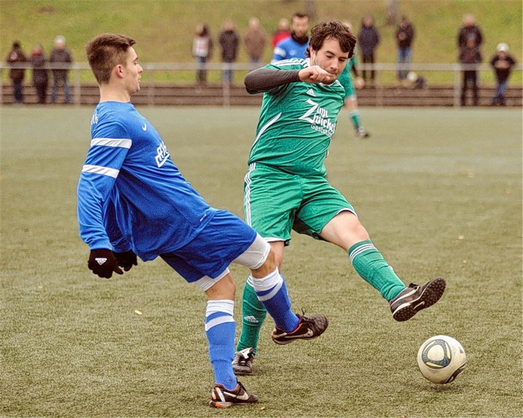 Aufholjagd in Überzahl: Der SV Iptingen (grüne Trikots) erzielt gegen Bissingen II das 3:3, wird dann aber noch überraschend bestraft. 
