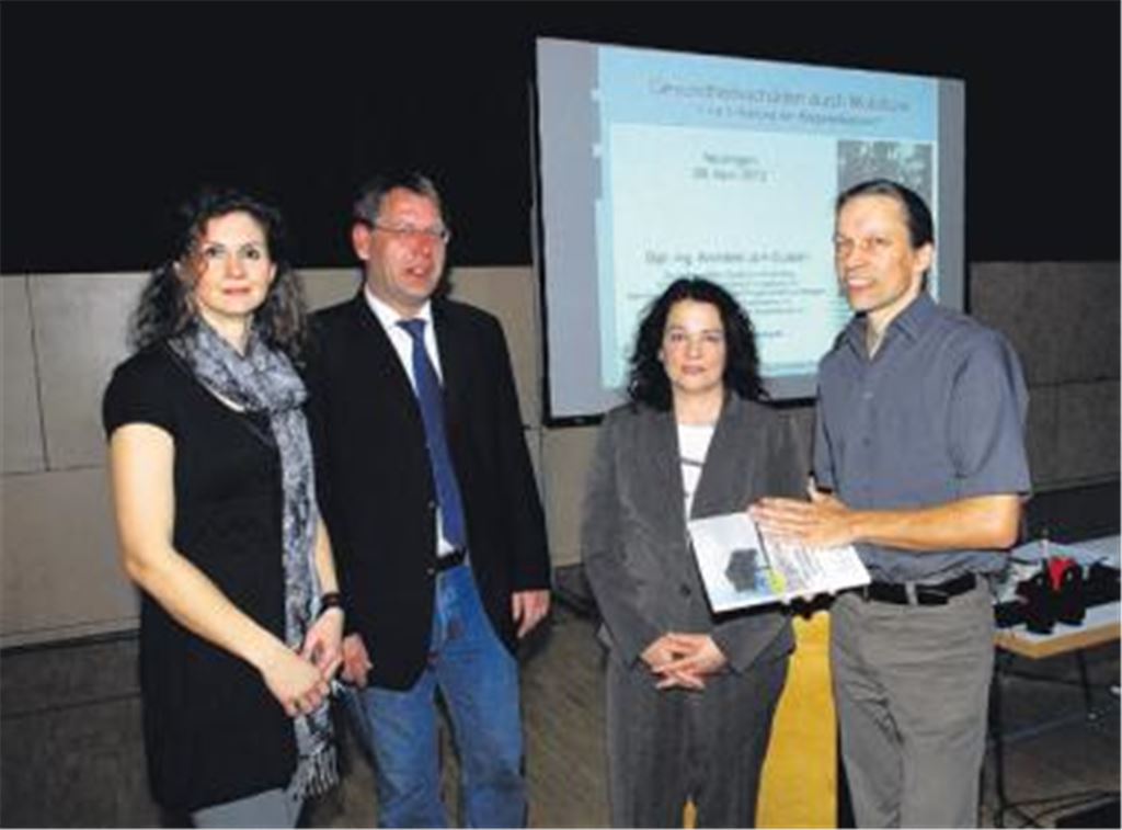 Aufklärung über die Gefahren eines bedenkenlosen Umgangs mit Mobilfunkstrahlen tut not. Darüber sind sich Andrea Wochele (IVUM), Neulingens Bürgermeister Michael Schmidt, Claudia Braun (IVUM) und Referent Jörn Gutbier (v. li.) einig. 
Foto: Manfred Schott