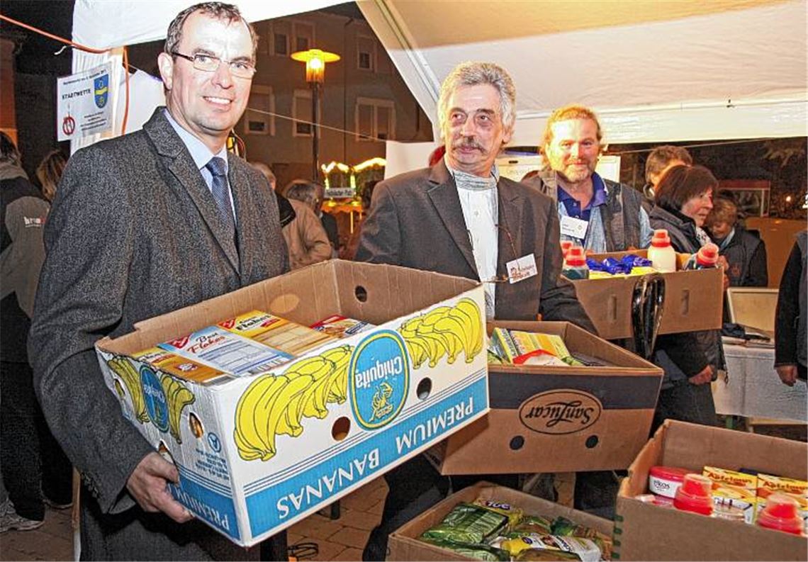 Auflösung der Mühlacker Stadtwette (v. li.): OB Frank Schneider, Dekan Ulf van Luijk und Frank-Ulrich Seemann vom Tafelladenverein.