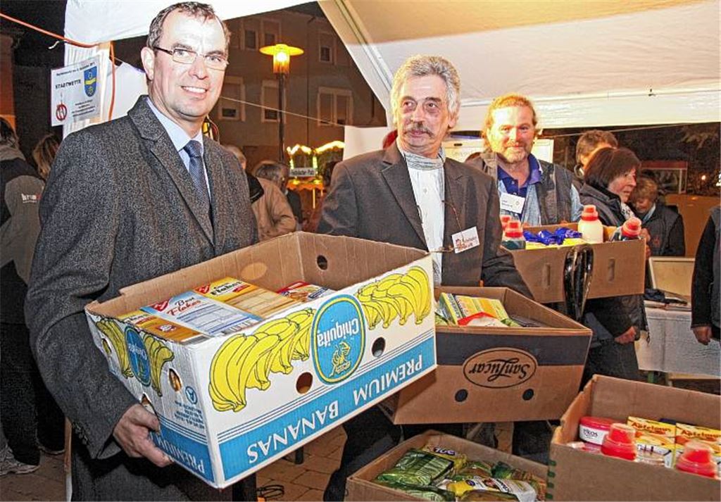 Auflösung der Mühlacker Stadtwette (v. li.): OB Frank Schneider, Dekan Ulf van Luijk und Frank-Ulrich Seemann vom Tafelladenverein.