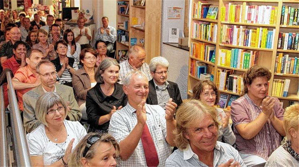 Aufmerksam lauscht das Publikum den Geschichten aus dem Leben von Polizisten.