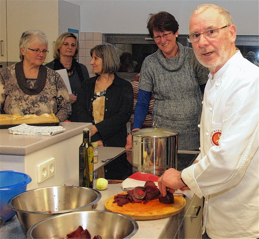 Aufmerksame Zuschauerinnen: Meisterkoch Roy Kieferle gibt wichtige Tipps. Foto: Appich