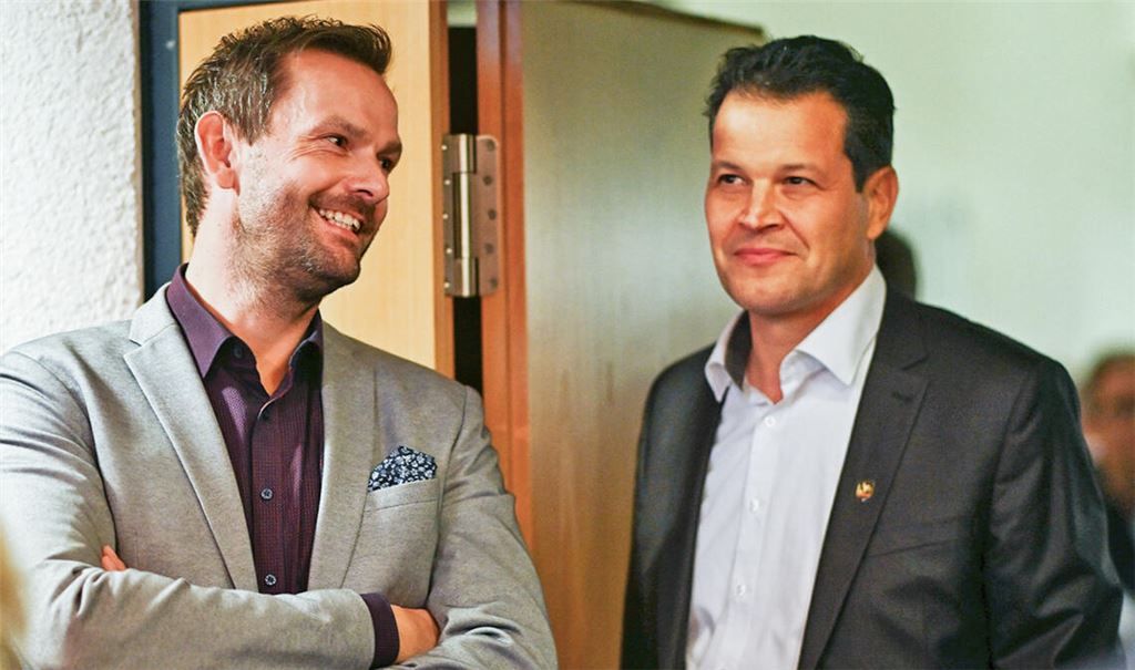 Aufmerksamer Beobachter der Mühlacker OB-Wahl: Landrat Bastian Rosenau (li.), hier am ersten Wahlabend im Ratssaal mit dem Maulbronner Rathauschef Aaron Treut. Foto: Schüller