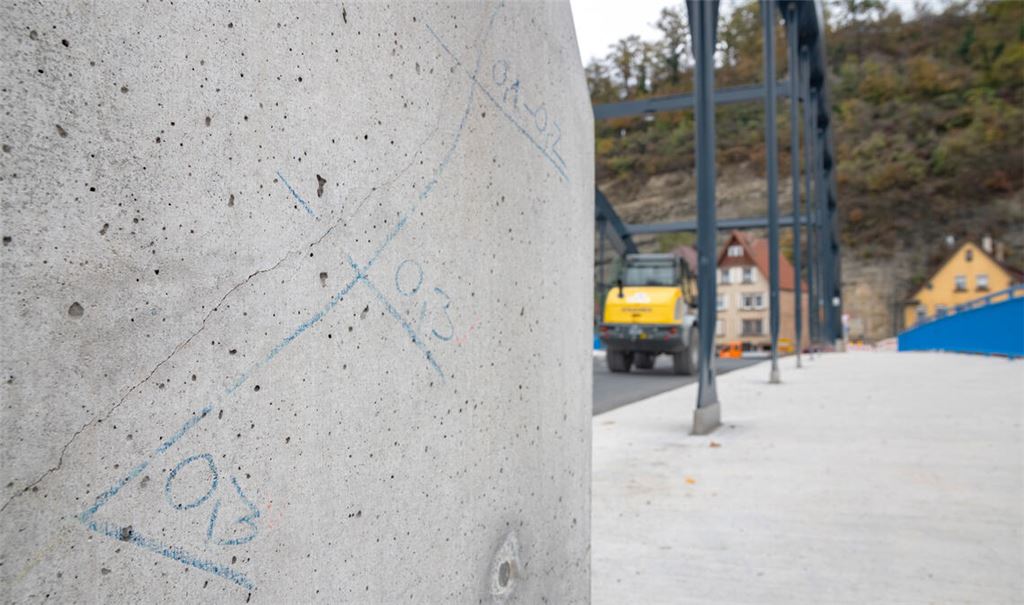 Aufnahme vom Oktober 2023: Die Risse im Beton der neuen Enzbrücke sind für eine Reparatur markiert. Foto: Archiv
