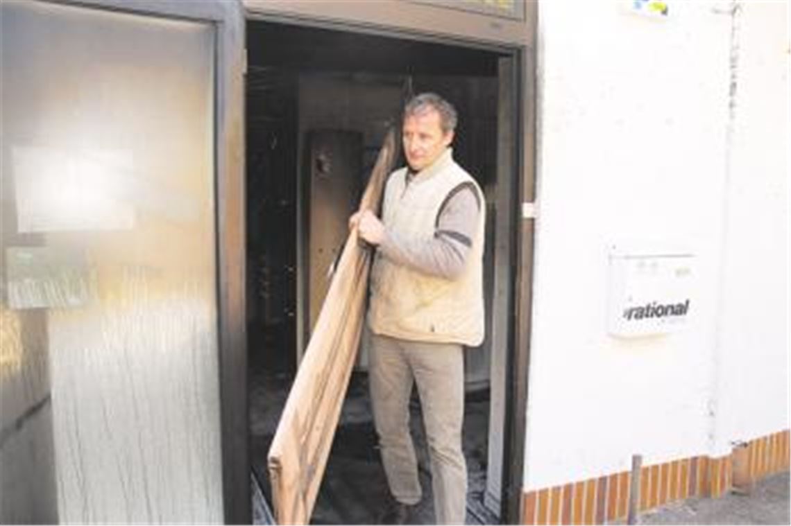 Aufräumarbeiten: Uwe Kitzberger packt in seinem ausgebrannten Küchenstudio an. Foto: ts