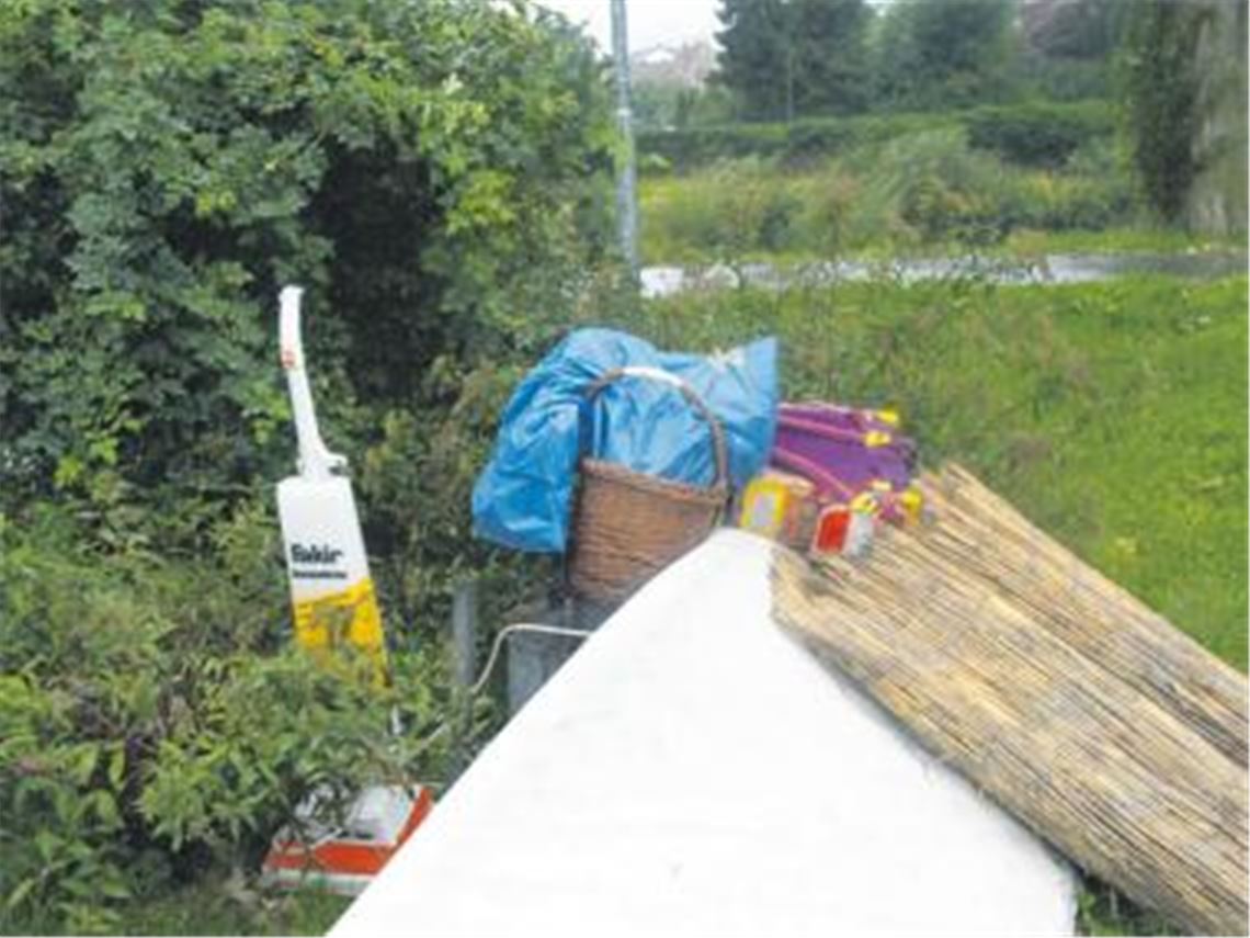 Aufreger: Mitten im Wertle, neben dem Altkleider-Container des DRK am Rand des Parkplatzes, hat ein Unbekannter einen ganzen Berg von Sperrmüll entsorgt; inklusive eines alten Staubsaugers, eines Schulranzens, einer Matratze und eines Schilfzauns aus dem Garten. 
Foto: Eier