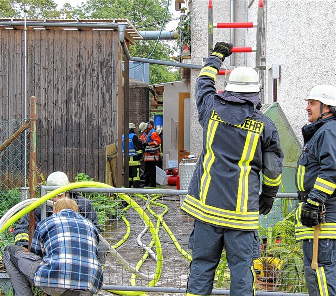 Aufregung in Schützingen: Auf dem Gelände einer Schreinerei entzünden sich Holzpaletten und mehrere Kunststofffässer.