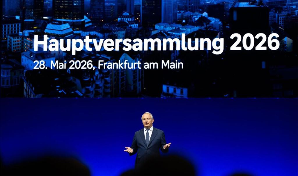 Aufsichtsratschef Alexander Wynaendts begrüßt Aktionärinnen und Aktionäre zur ersten Präsenz-Hauptversammlung der Deutschen Bank seit 2019.