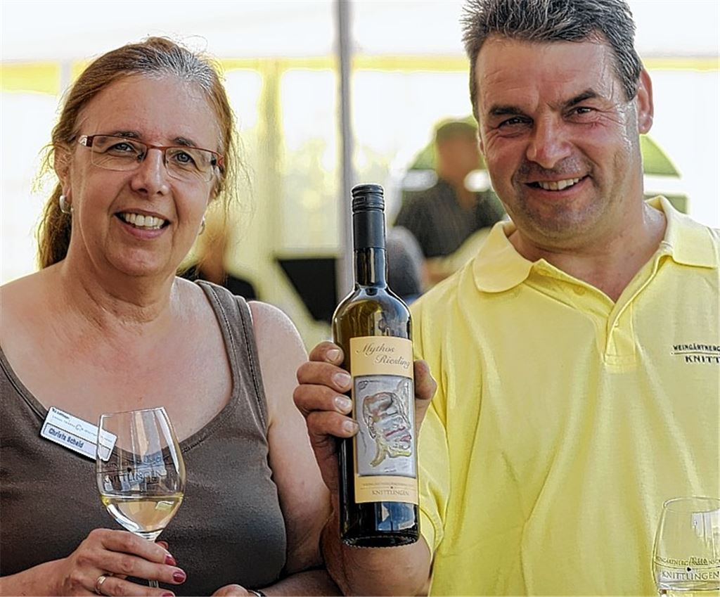 Aufsichtsratsvorsitzender Dieter Vincon und WG-Geschäftsführerin Christa Scheid stellen die Sonderabfüllung „Mythos“ vor.