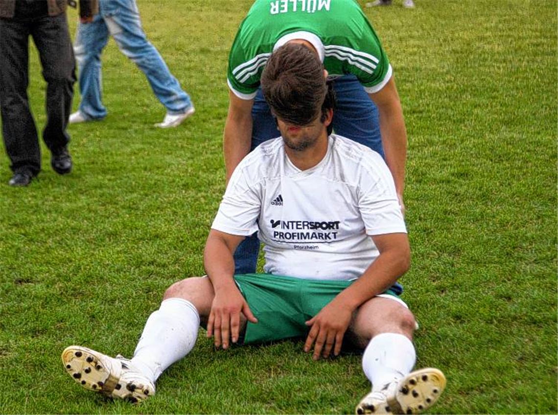 Aufstehen! Tröstende Worte für Gökhan Sariisik (Sternenfels) nach dem verlorenen Relegationsspiel. Aber nun geht der Blick nach vorne. Foto: Simecek