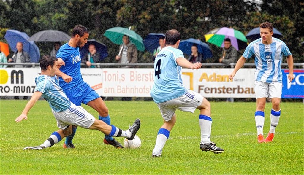 Aufsteiger Illingen (weiße Hosen) stemmt sich im Eichwald in einer Regenschlacht vergeblich gegen die erste Heimniederlage der neuen Bezirksliga-Saison. Der SV Germania Bietigheim gibt vor allem in der zweiten Hälfte der Partie den Ton an und gewinnt mit 3:1. 