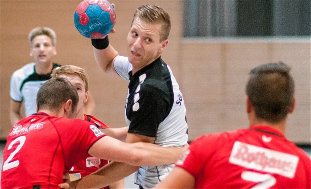 Aufsteiger SG Pforzheim/Wiernsheim (in Weiß) verliert das erste Heimspiel erwartungsgemäß, die TSG Pforzheim II hat einfach eine andere Kragenweite. Foto: Zschorsch